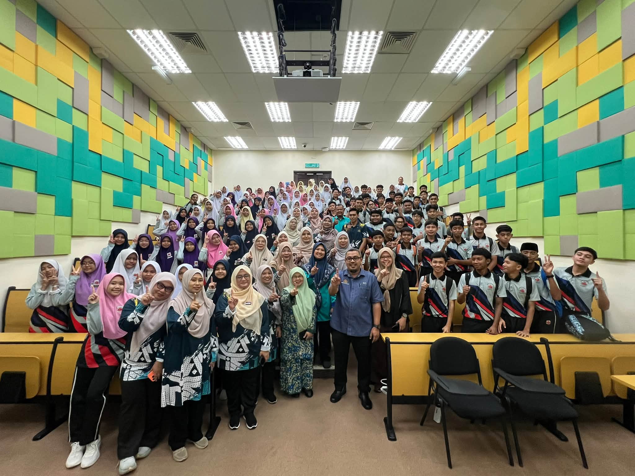 120 Pelajar SMK Alor Akar Terokai Dunia TVET &amp; STEM di FTKEE UMPSA